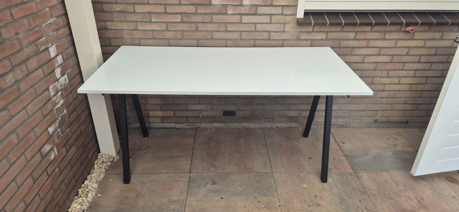 Mooi groot wit bureau / tafel met zwart onderstel, Huis en Inrichting, Overige typen, Gebruikt, Spaanplaat of MDF, Ophalen of Verzenden