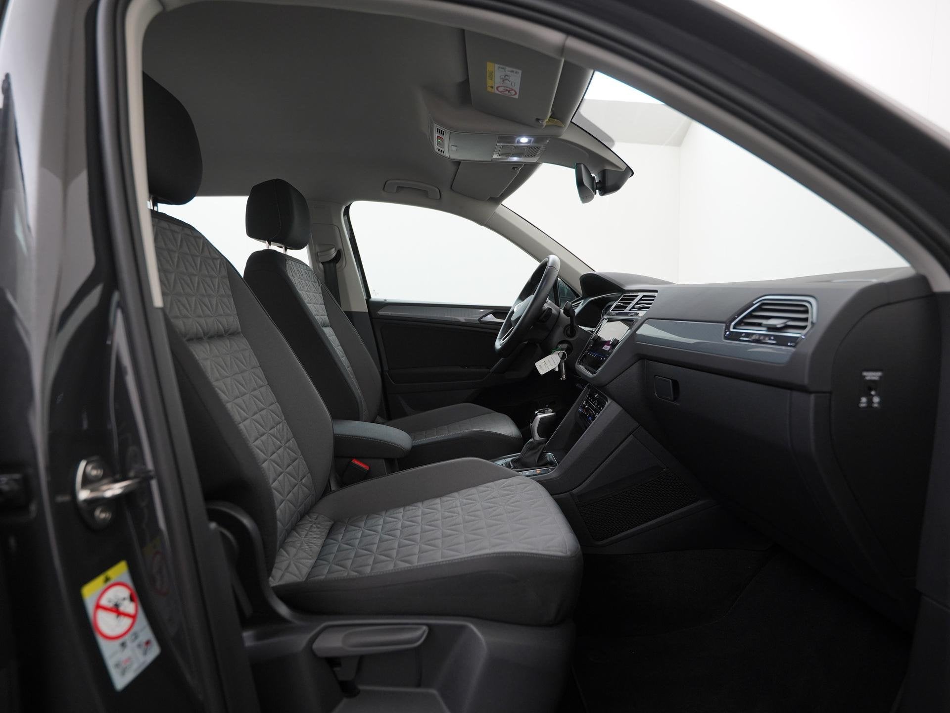 Volkswagen Tiguan 1.4 TSI eHybrid Life | Stoel & Stuurverwar, Auto's, Euro 6, 4 cilinders, Grijs, Hybride Elektrisch/Benzine
