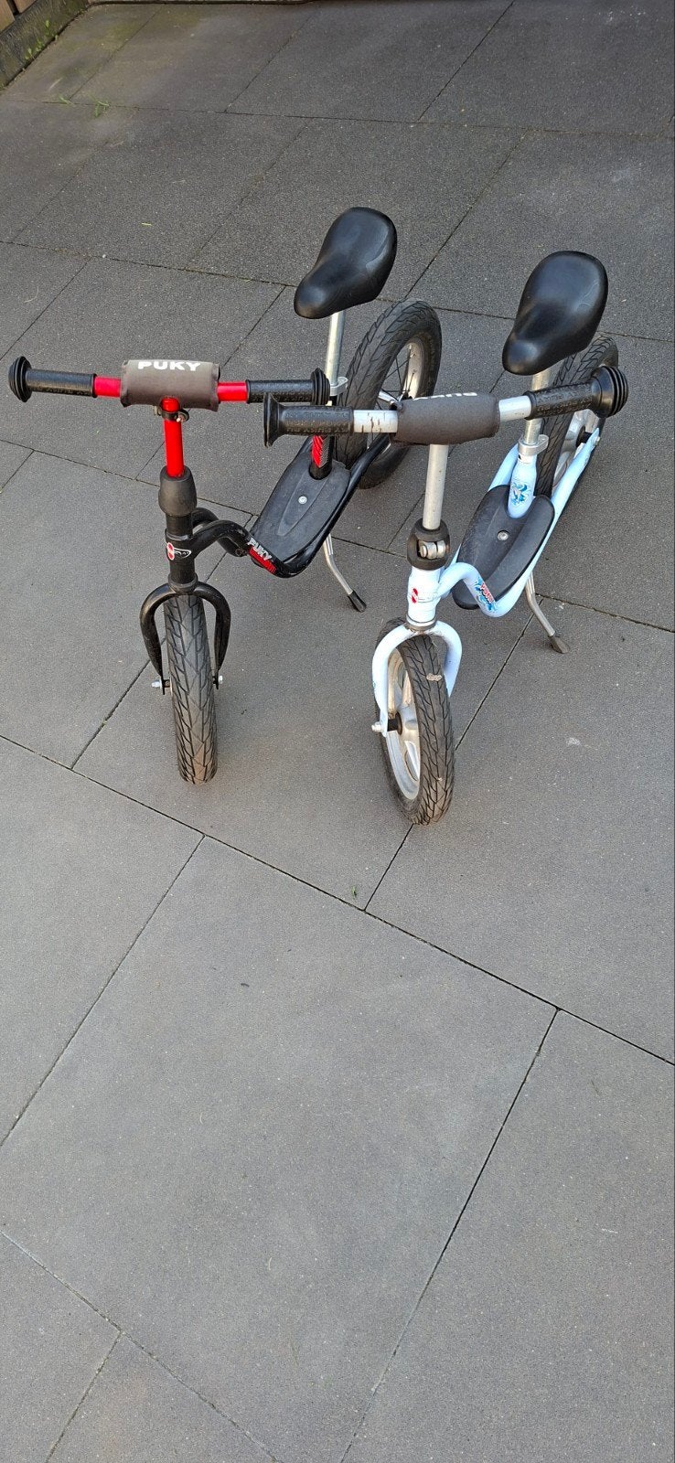 Twee Puky 12-inch loopfietsen (zwart en blauw), Ophalen of Verzenden, Gebruikt, Minder dan 16 inch