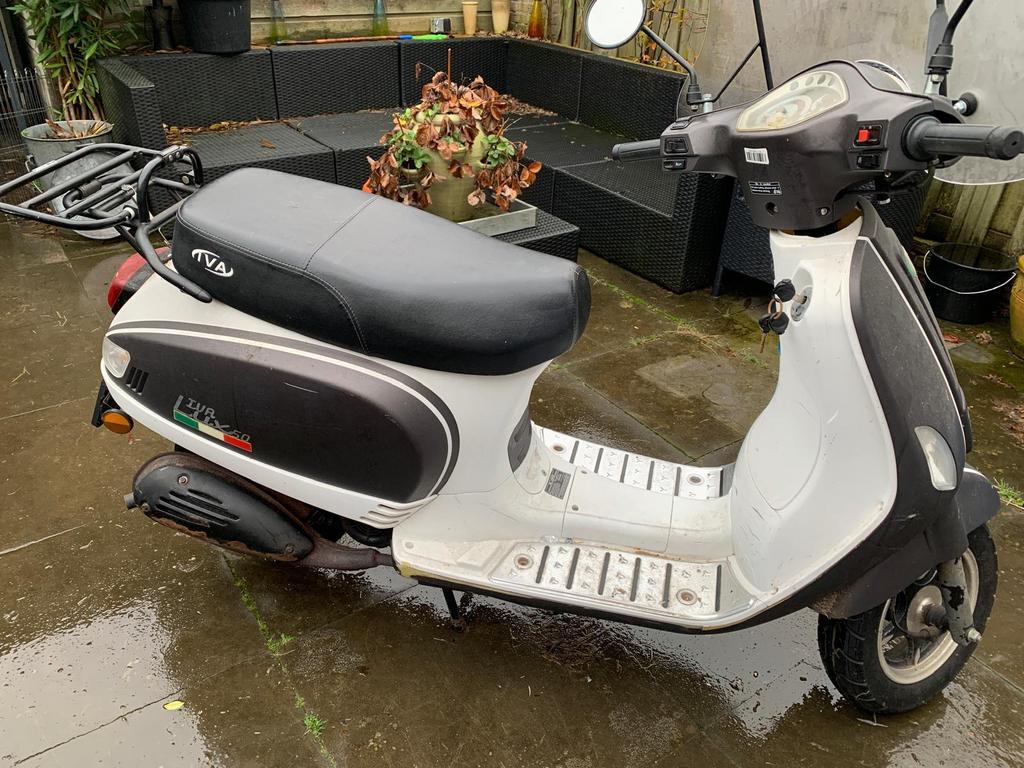 Iva lux scooter 2017, Fietsen en Brommers, Snorfietsen en Snorscooters, Ophalen of Verzenden, Zo goed als nieuw, Benzine, Overige merken