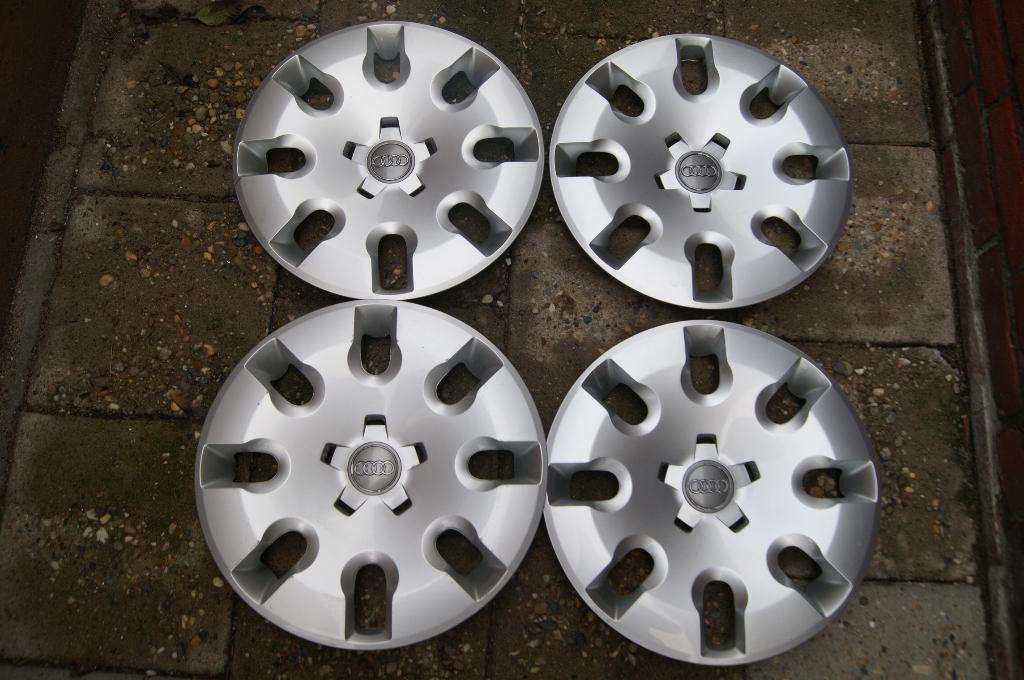 Set van 4 originele wieldoppen Audi A1 15 inch, Auto diversen, Wieldoppen, Ophalen of Verzenden, Gebruikt