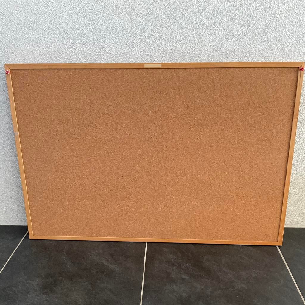 GROOT PRIKBORD VAN KURK MET HOUTEN OMLIJSTING + OPHANGOGEN, Ophalen, Gebruikt, Prikbord