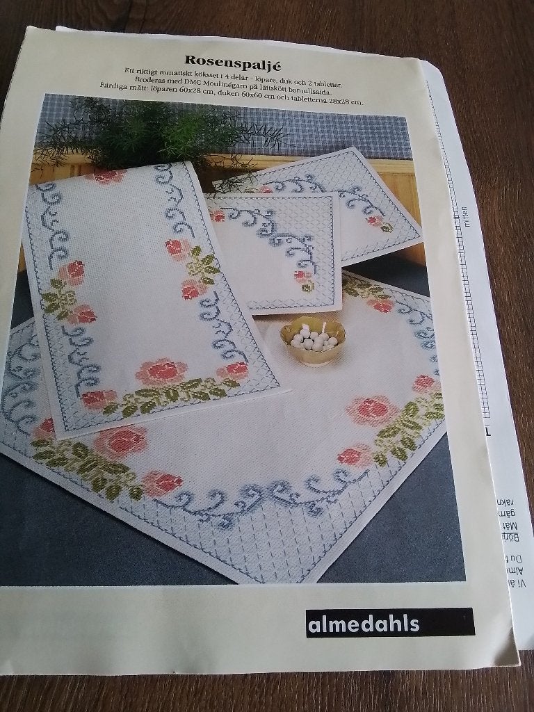 Mooi borduurpakket van een tafelkleed 1,40 x 70 cm, Ophalen of Verzenden, Zo goed als nieuw, Handborduren, Borduurpakket
