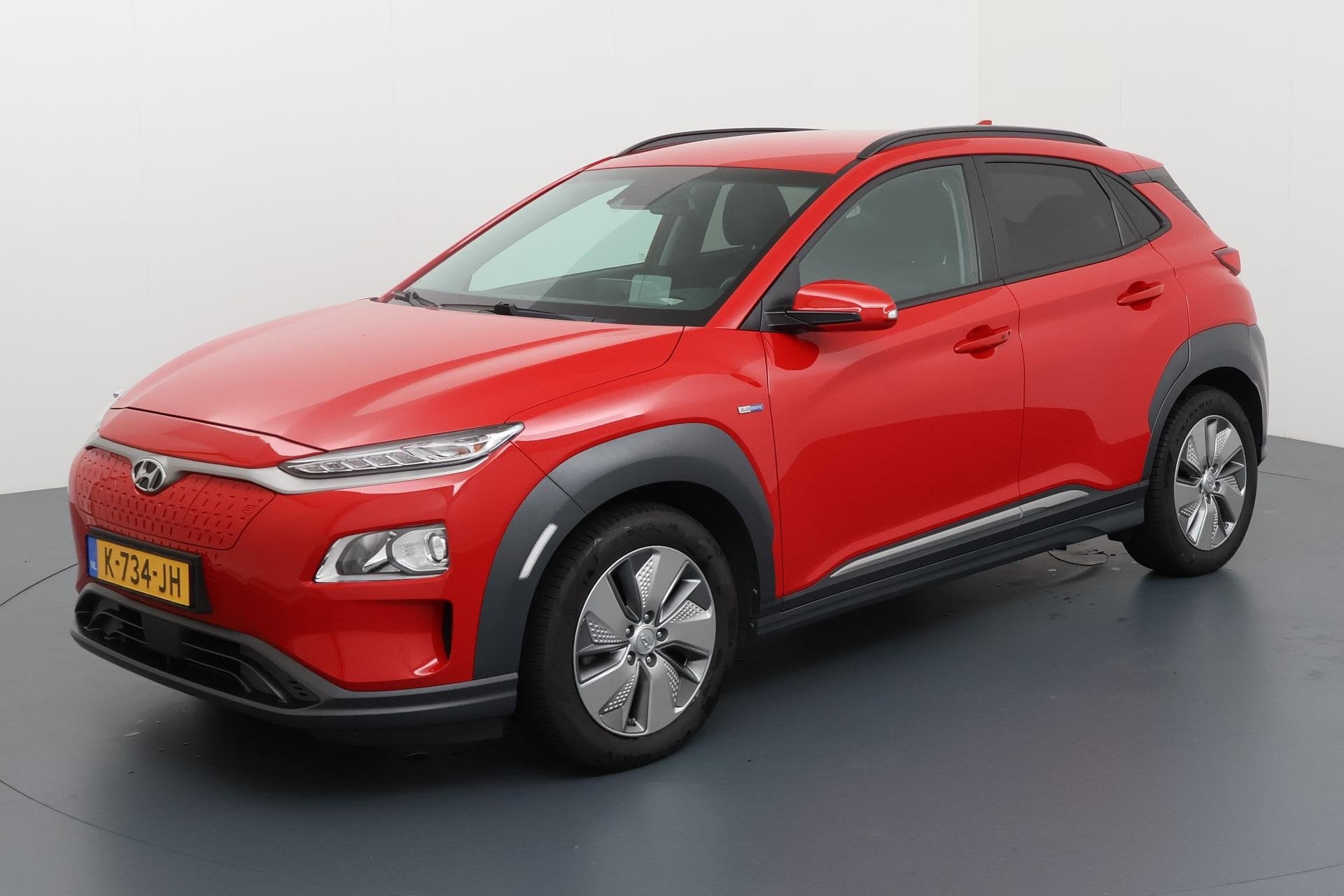 Hyundai Kona EV Fashion 64 kWh Rode blikvanger met slim rijc, Auto's, Stof, Gebruikt, Origineel Nederlands, 64 kWh
