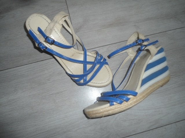 Belladiva; Opvallend leuke sleehakken; maat 40, Zo goed als nieuw, Belladiva, Blauw, Sandalen of Muiltjes