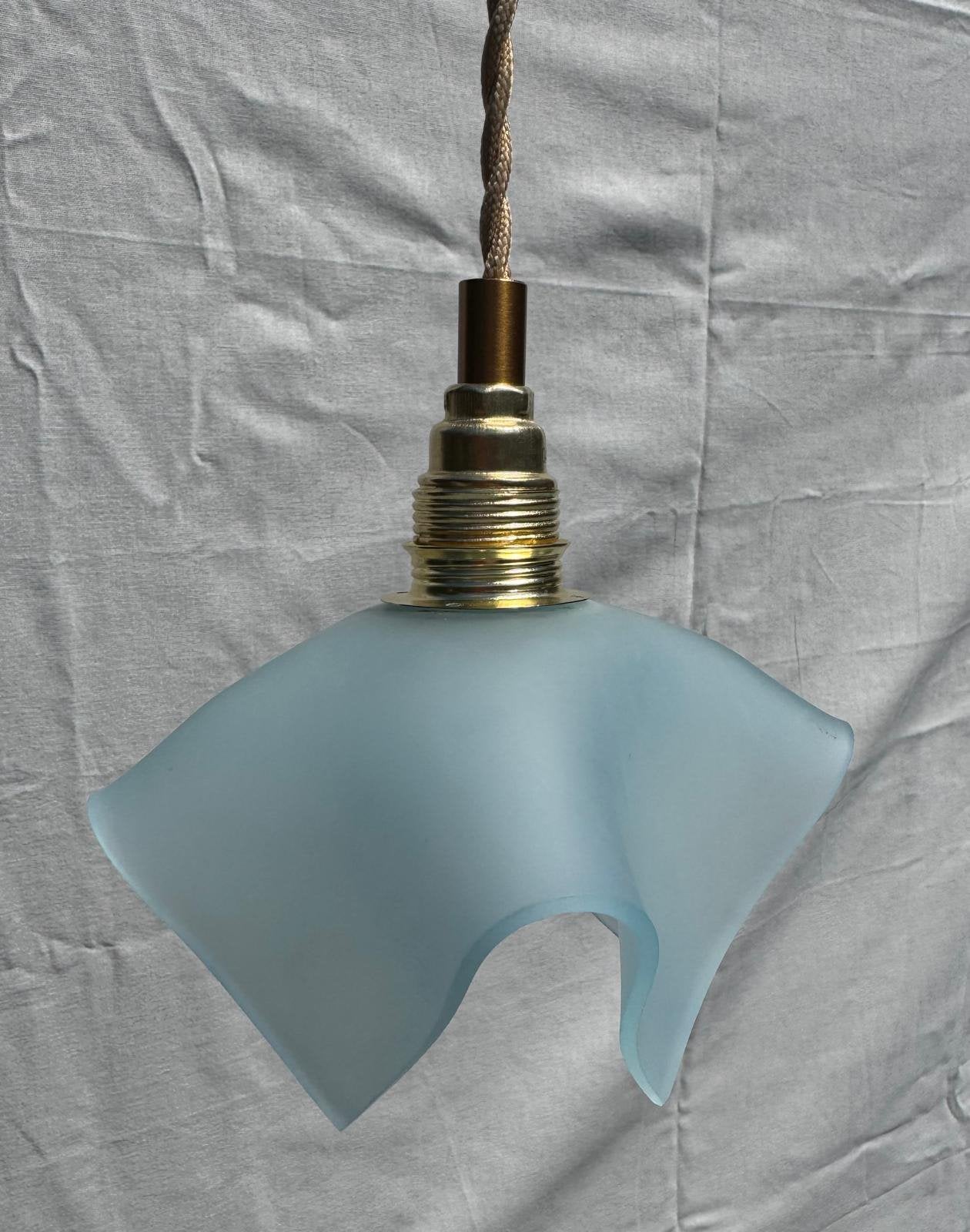Lichtblauwe glazen hanglamp – golvend bloemdesign – retro, Ophalen of Verzenden