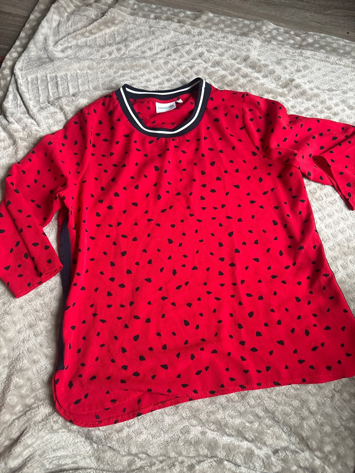 Rode blouse met zwarte stippen - Maat M, Kleding | Dames, Maat 38/40 (M), Ophalen of Verzenden, Zo goed als nieuw, Korte mouw