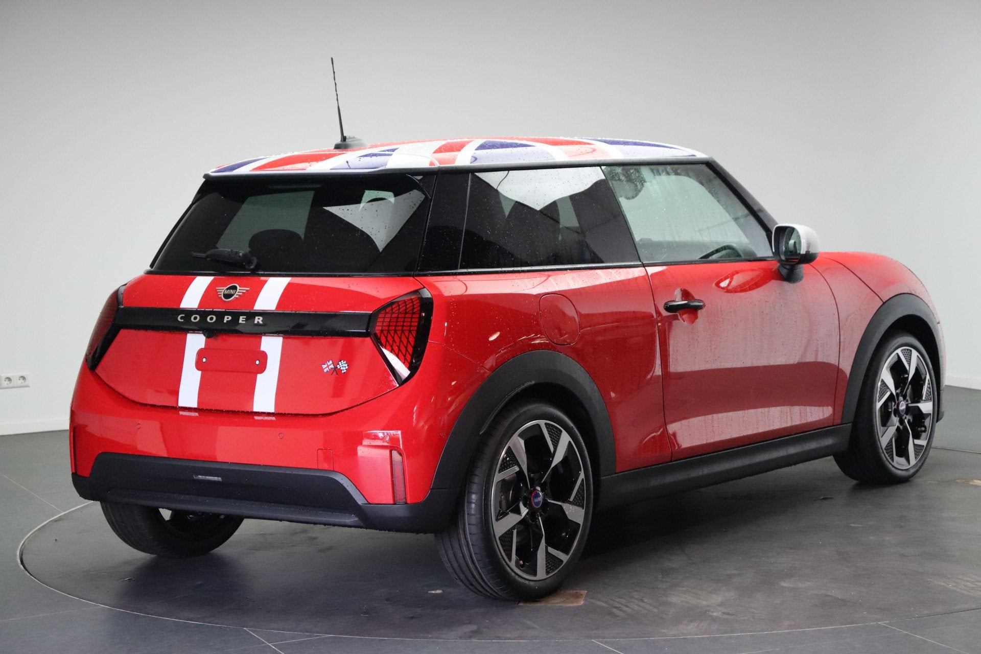 MINI Hatchback Cooper C Oxford Automaat / Head-Up / Comfort, Dealer onderhouden, Stof, Zwart, 156 pk