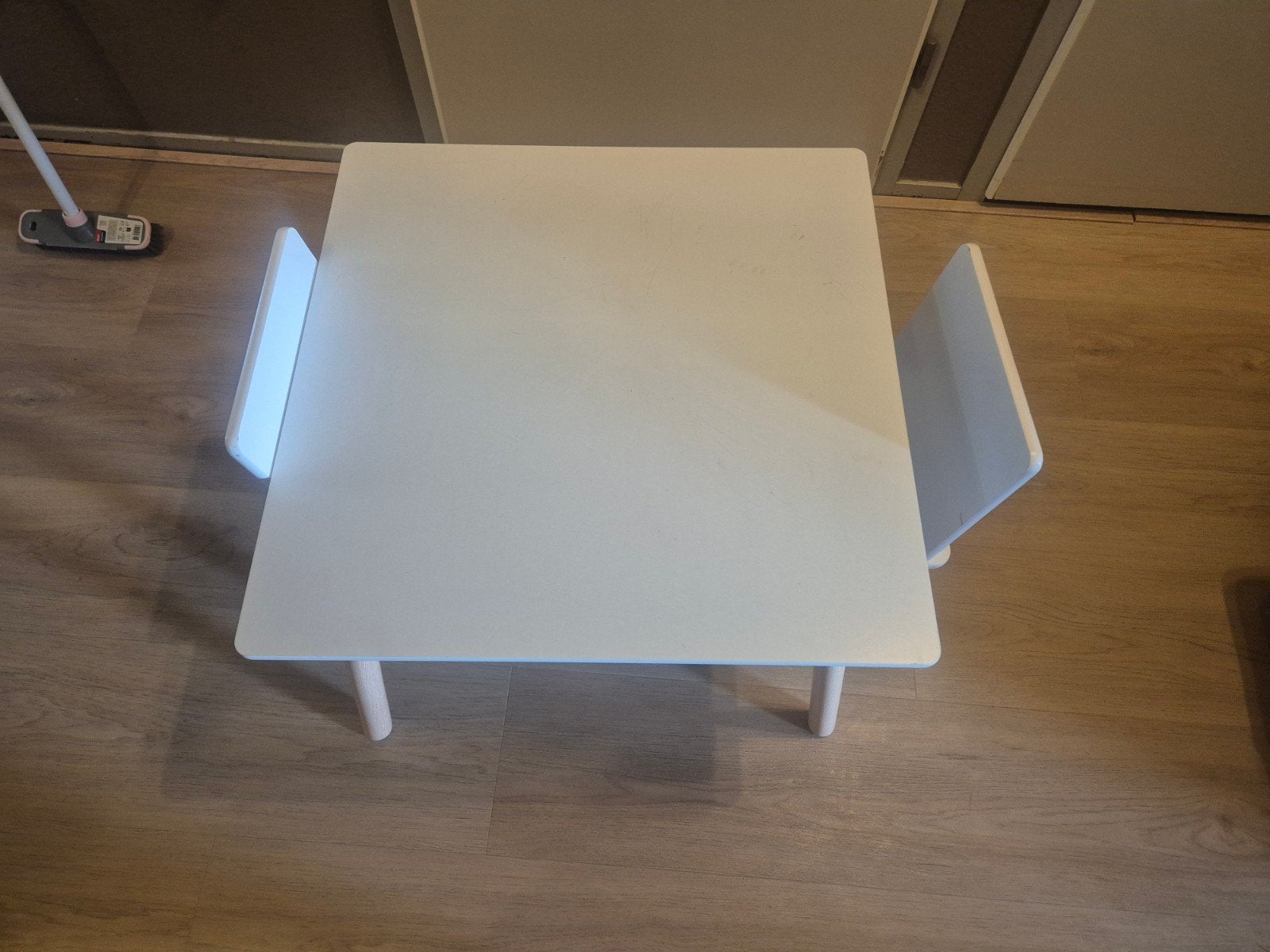 Kindertafel met 2 stoeltjes - Gebruikt, Kinderen en Baby's, Kinderkamer | Tafels en Stoelen, Ophalen, Gebruikt, Tafel(s) en Stoel(en)