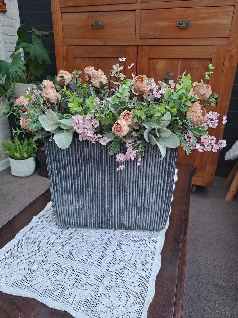 Decoratieve bloempot met kunstbloemen, Huis en Inrichting, Woonaccessoires | Droogbloemen, Ophalen of Verzenden, Zo goed als nieuw