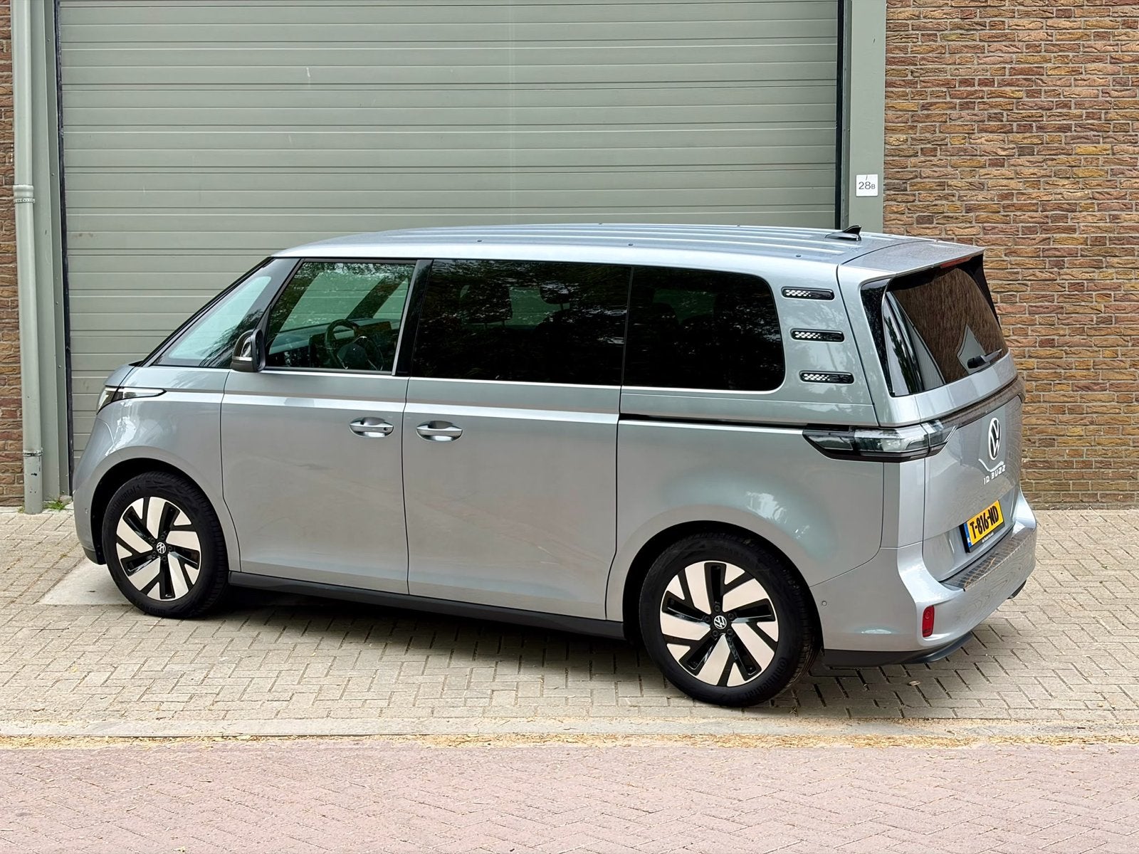 Volkswagen ID.Buzz Pro 150 KW. 77 kWh  Mei 2023 zilvergrijs., Auto's, Volkswagen, Automaat, 131 €/maand, Achterwielaandrijving