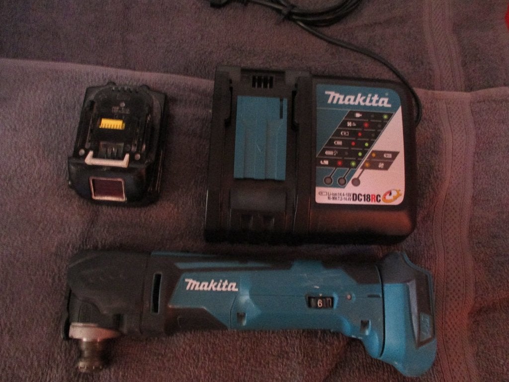 Makita dtm51 multitool met  extra's en accu  lader, Doe-het-zelf en Verbouw, Gereedschap | Handgereedschap, Zo goed als nieuw