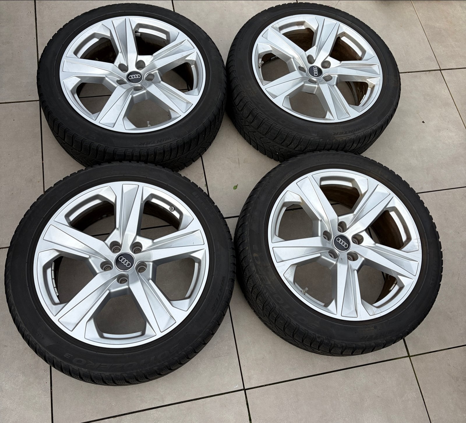 Audi 19 inch winterbanden, originele audi velgen 235/45 R19, Gebruikt, Banden en Velgen, Winterbanden, 235 mm
