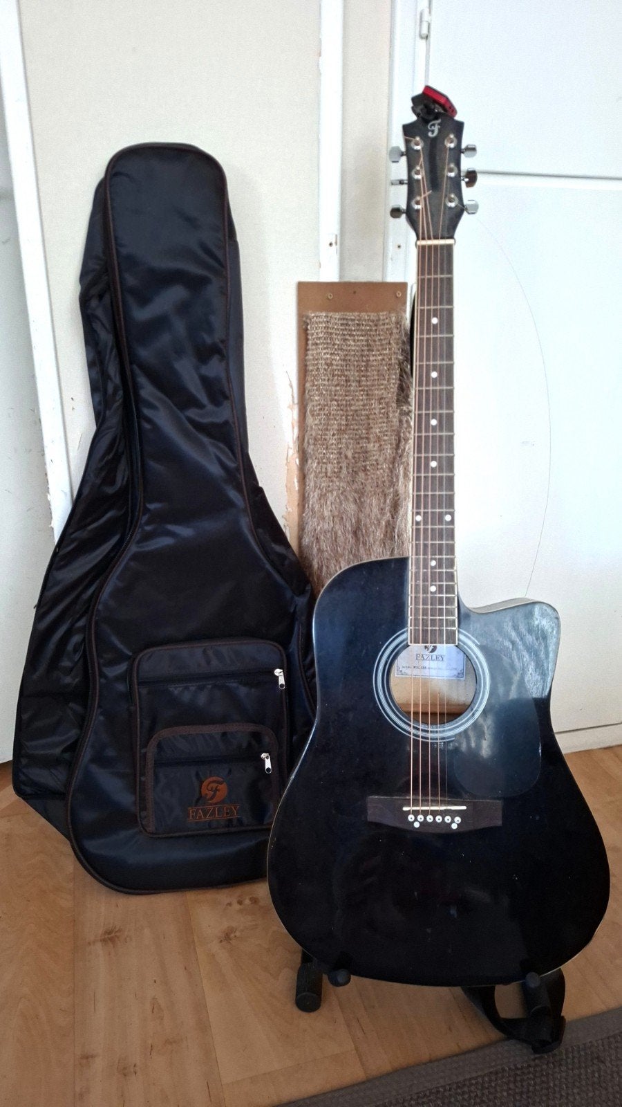 Fazley Western gitaar met hoes en standaard, Muziek en Instrumenten, Snaarinstrumenten | Gitaren | Akoestisch, Ophalen, Gebruikt