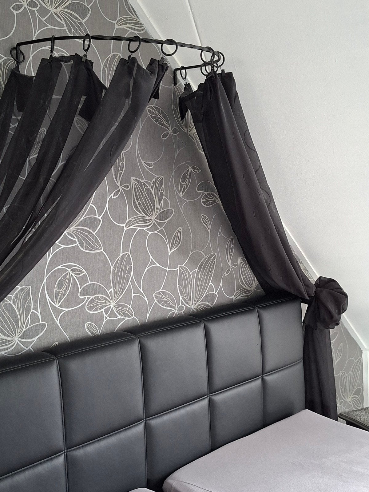 Zwart hemelbed frame met gordijnen, Huis en Inrichting, Slaapkamer | Bedden, Ophalen, Gebruikt, 70 cm of minder, Zwart