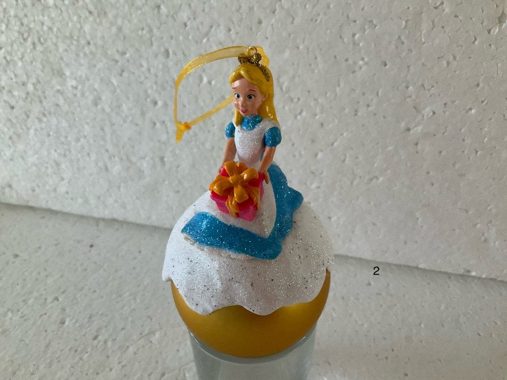 Disney Alice in wonderland - kerstbal - ornament nr 1, Ophalen of Verzenden, Overige figuren, Zo goed als nieuw, Beeldje of Figuurtje