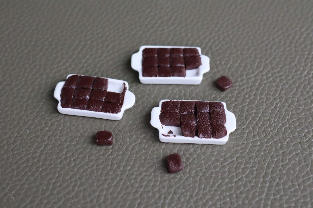 Mooie porseleinen schaal gevuld met 12 brownies., Ophalen of Verzenden, Nieuw, Gebruiksvoorwerp