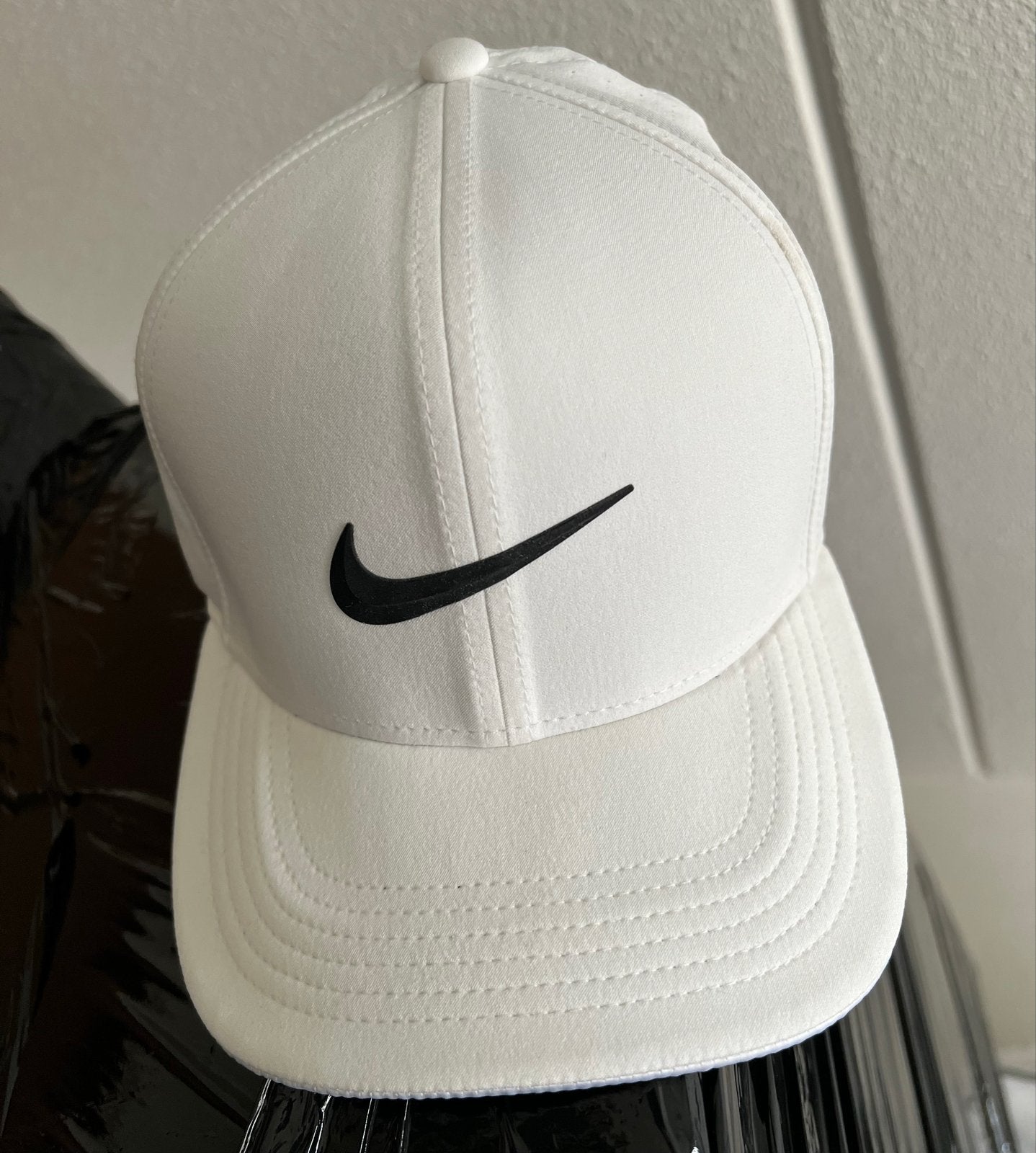 Nike pet wit met zwart logo, Kleding | Heren, Hoeden en Petten, Verzenden, Zo goed als nieuw