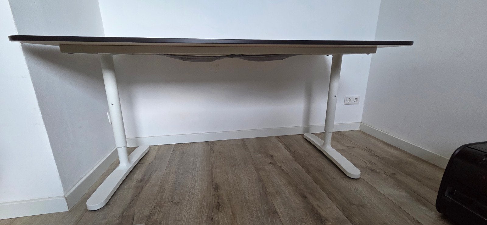 IKEA Bekant bureau met beeldschermarm, Ophalen, Spaanplaat of MDF, In hoogte verstelbaar, Zo goed als nieuw