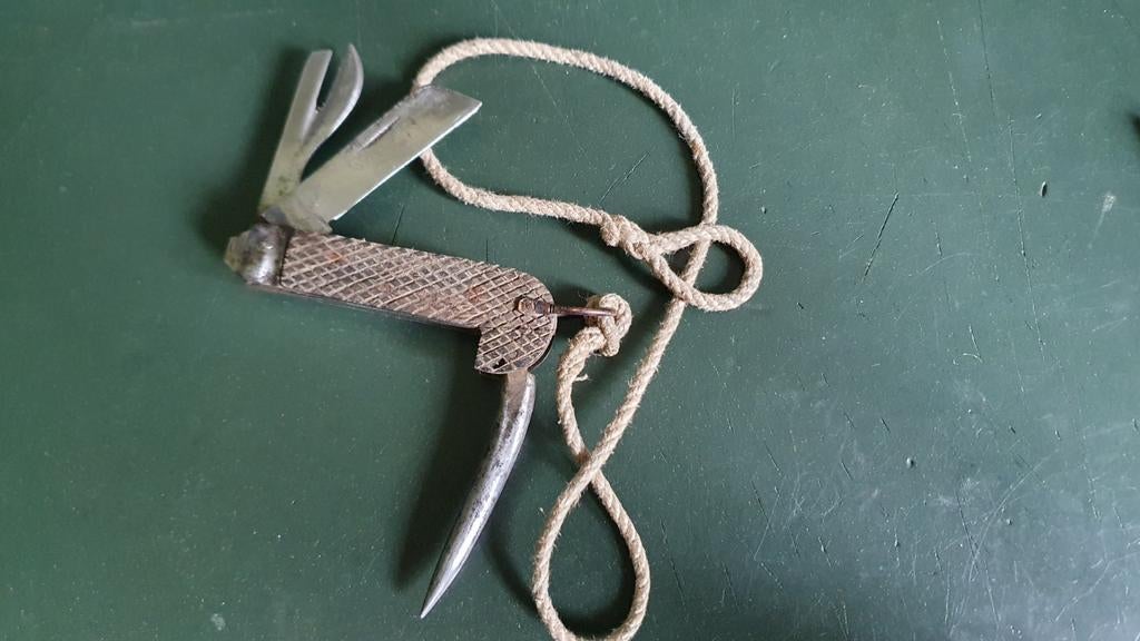 Origineel WW2 Canadees zakmes met koord, Verzamelen, Militaria | Tweede Wereldoorlog, Ophalen of Verzenden, Nederland, Mes of Dolk
