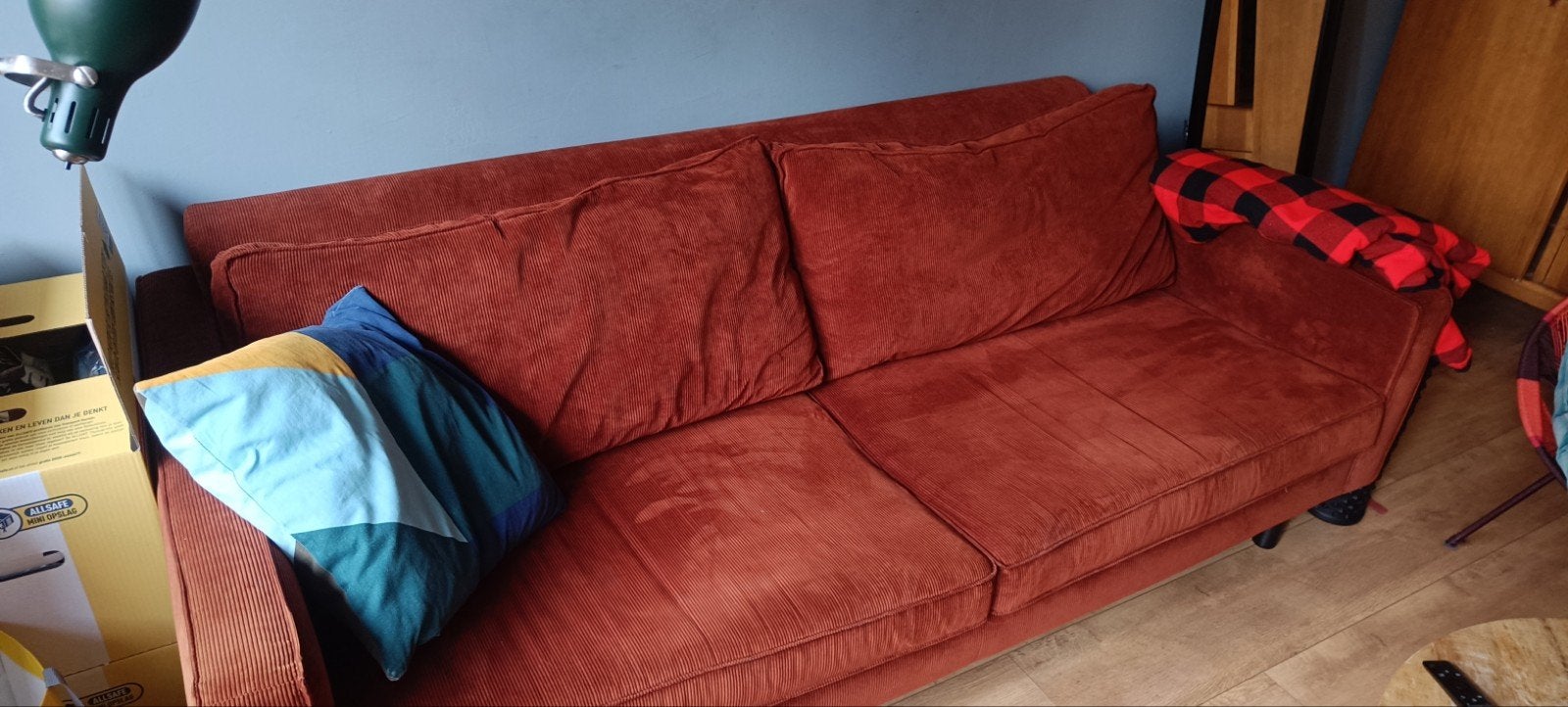 Comfortabele rode/roestkleurige bank, Huis en Inrichting, Ophalen, Gebruikt, Driepersoons, 75 tot 100 cm