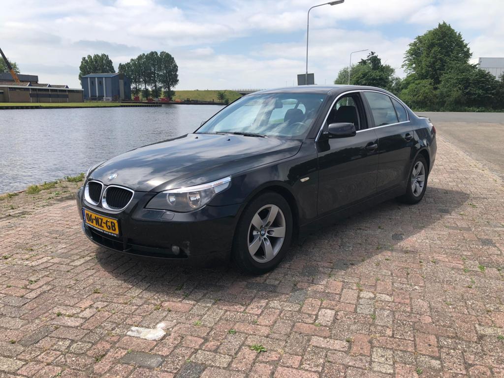 BMW 5-Serie 2.2 I 520 AUT 2004 Zwart, Auto's, Achterwielaandrijving, Zwart, Particulier, 170 pk