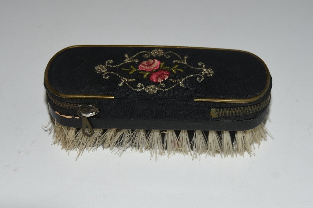 Antieke kledingborstel + nagelgarnituur geborduurde bloemen, Verzenden