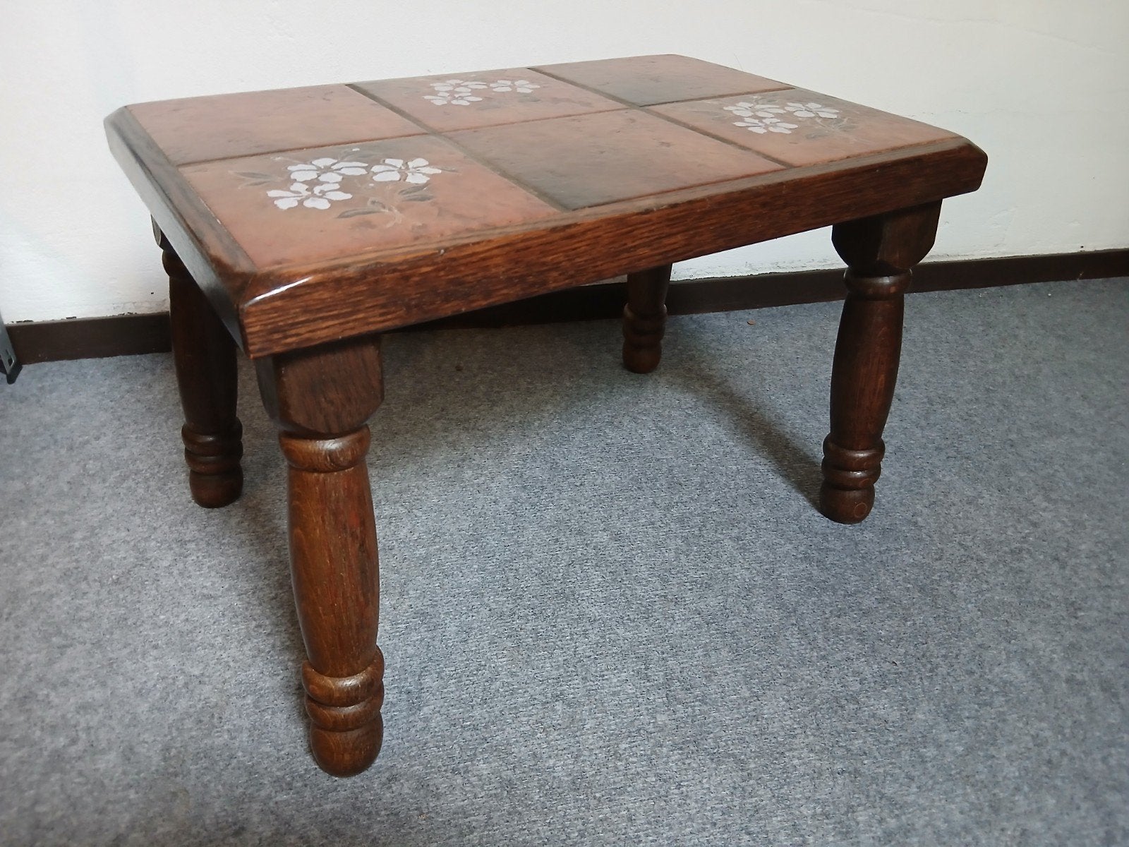 vintage eiken tegeltafeltje, plantentafel, bijzettafel, Minder dan 45 cm, Minder dan 55 cm, Ophalen of Verzenden, Zo goed als nieuw