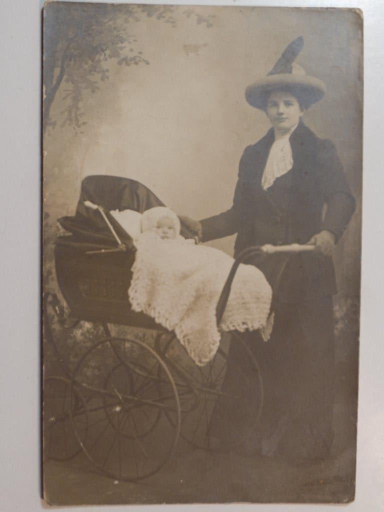 Foto Kind in Kinderwagen 2, Gebruikt, Verzenden, Foto, Voor 1940