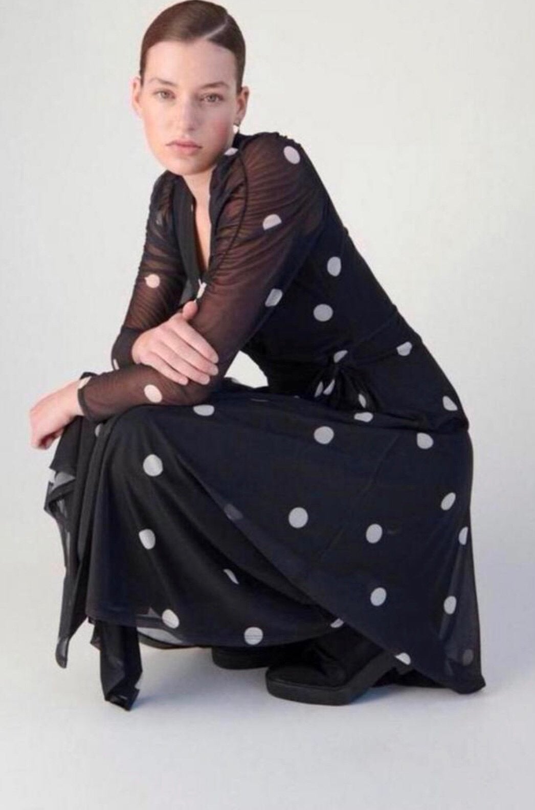Reserved polkadot jurk chiffon stretch zwart witte stip M, Maat 38/40 (M), Zo goed als nieuw, Onder de knie, Meerkleurig