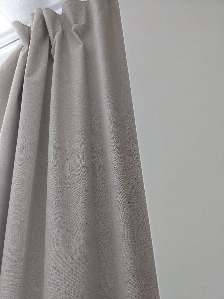 Gordijn verduisterend event. met haken, Beige, 131 cm, Ophalen of Verzenden, Zo goed als nieuw