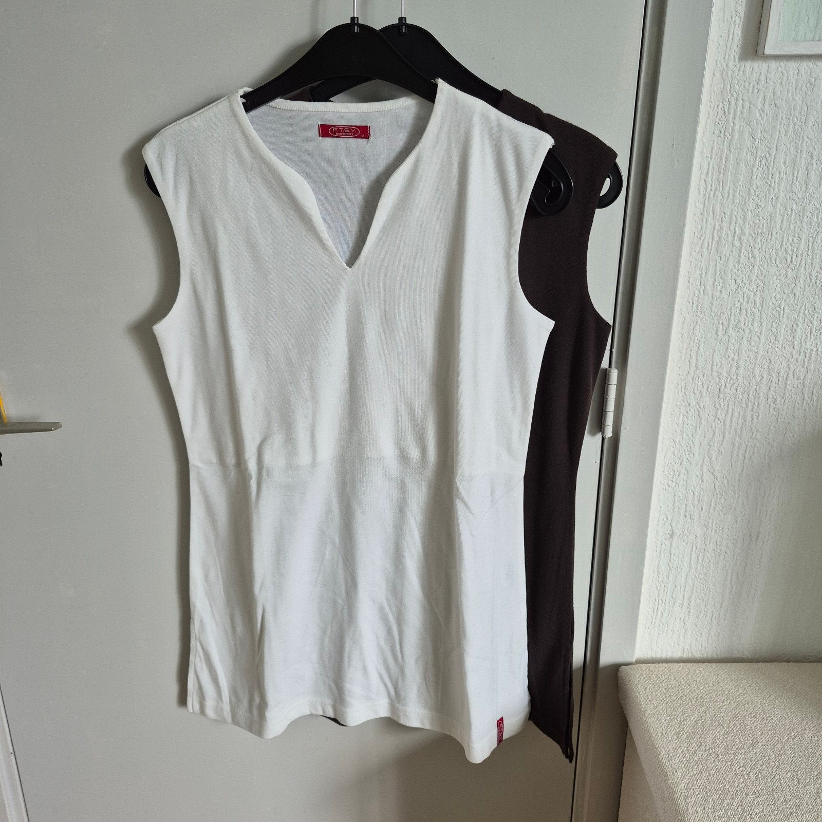 2x F.T.S.Y. dames topjes maat M, bruin en wit, zeer goed, Kleding | Dames, Maat 38/40 (M), F.T.S.Y., Bruin, Ophalen of Verzenden