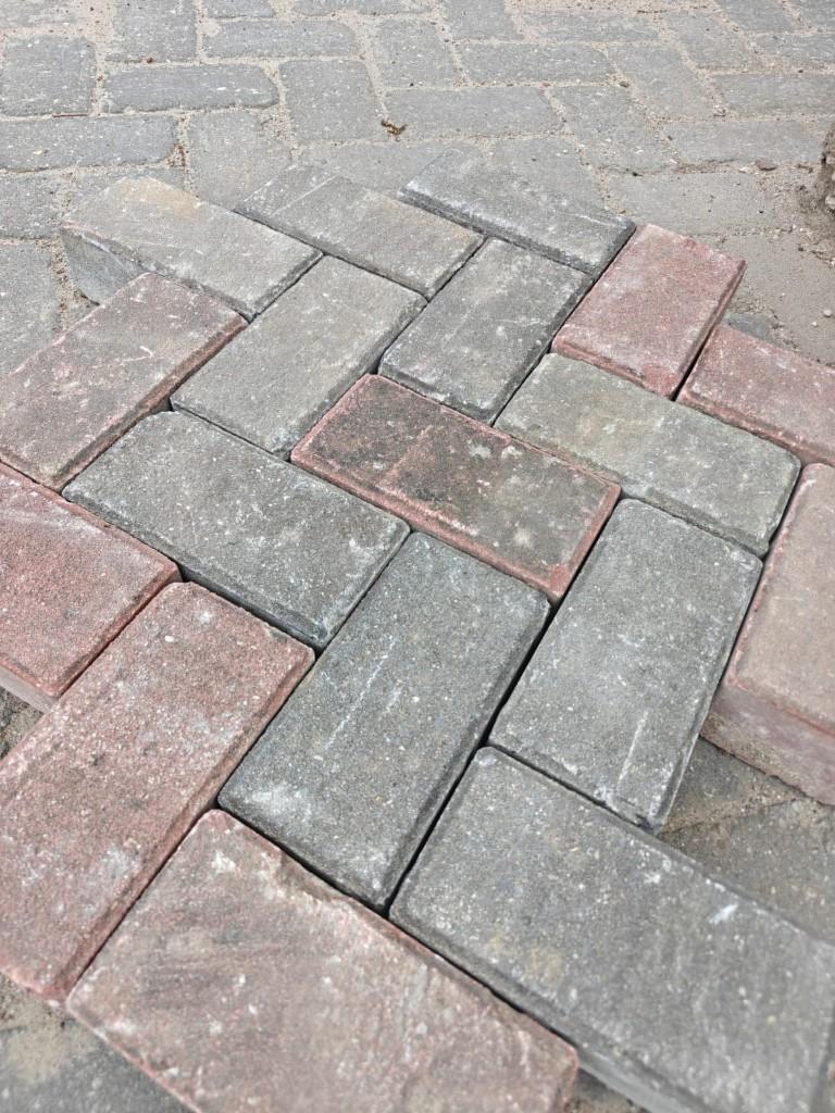 Gebruikte betonklinkers 2000m2 Zwart/rood, Ophalen, Gebruikt, Klinkers, 10 m² of meer