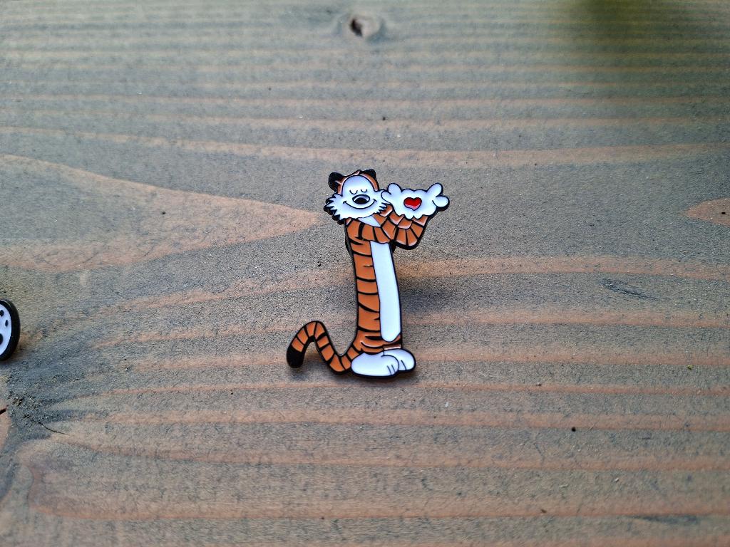 1 leuke pin van Hobbes van de strip Casper en Hobbes te koop, Verzamelen, Speldjes, Pins en Buttons, Ophalen of Verzenden, Nieuw