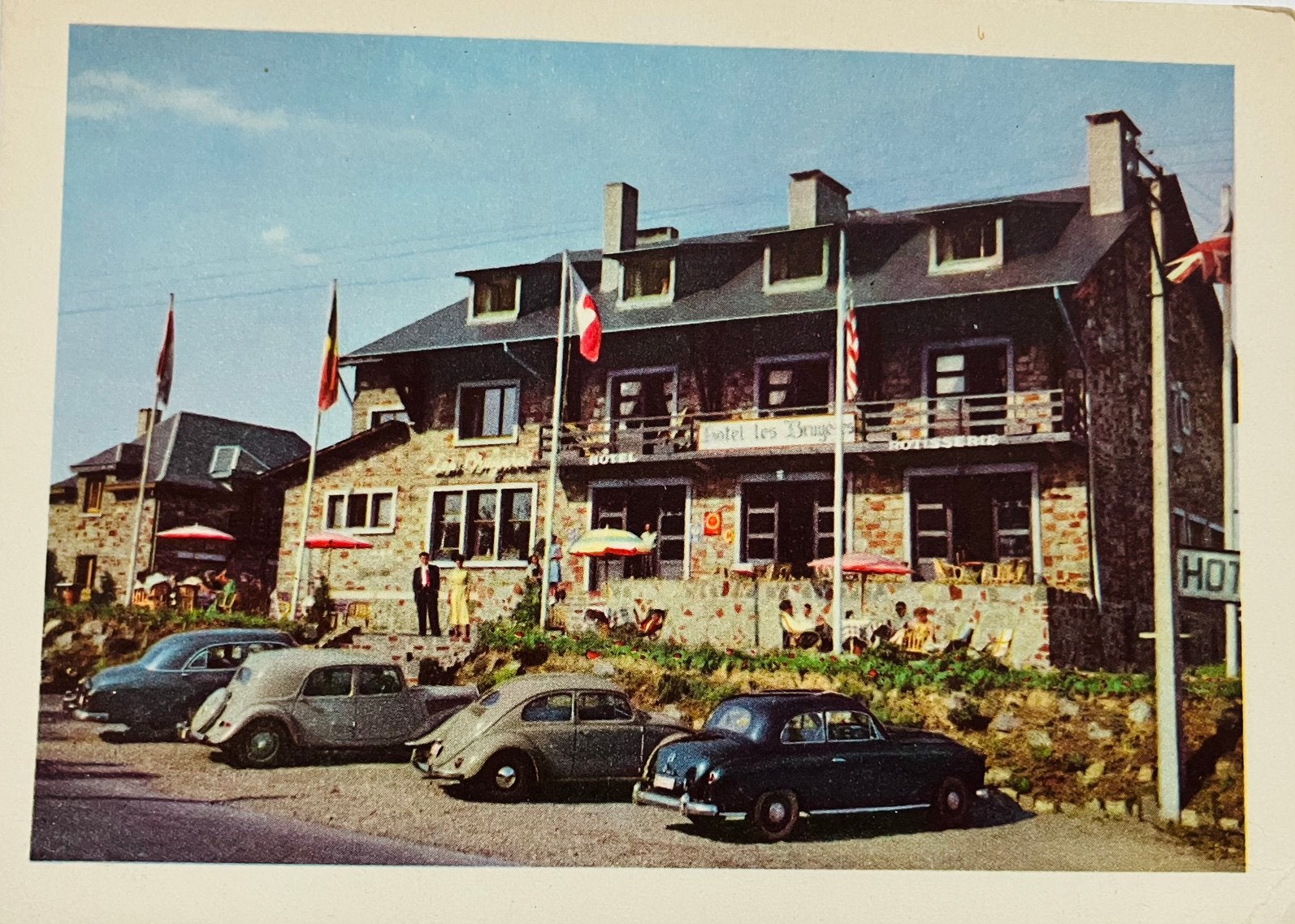 Ansichtkaart met auto’s Citroën Traction en VW Kever België, Verzamelen, Ophalen of Verzenden, 1940 tot 1960, Ongelopen, Voertuig