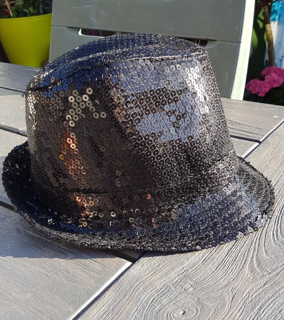 Hoed, zwart met glim lovertjes, omtrek 57cm, carnaval, Ophalen of Verzenden, Nieuw, Hoed of Pruik, Carnaval