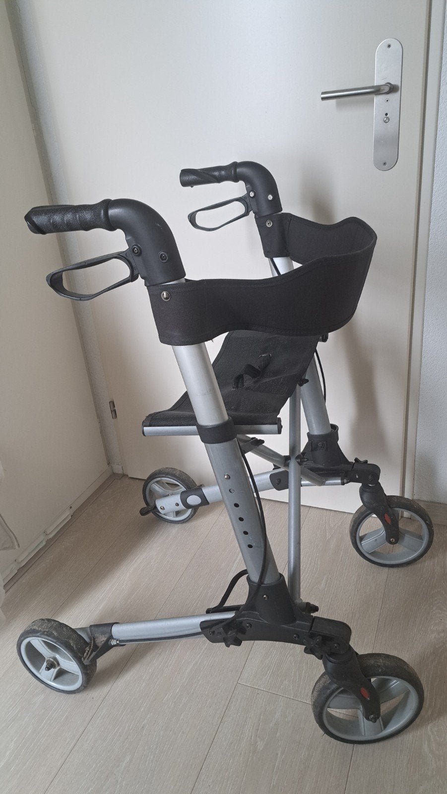 Te koop, lichtgewicht rollator in prima staat., Diversen, Ophalen, Lichtgewicht, Zo goed als nieuw