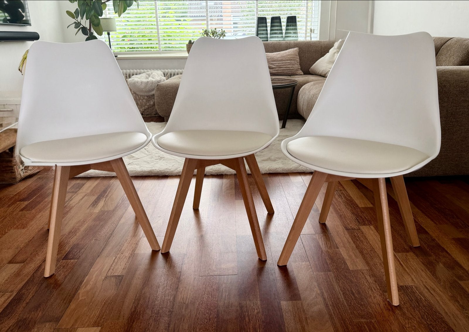 3 Witte eetkamerstoelen met houten poten (ook los te koop), Huis en Inrichting, Ophalen, Drie, Wit, Modern, scandinavische woonstijl