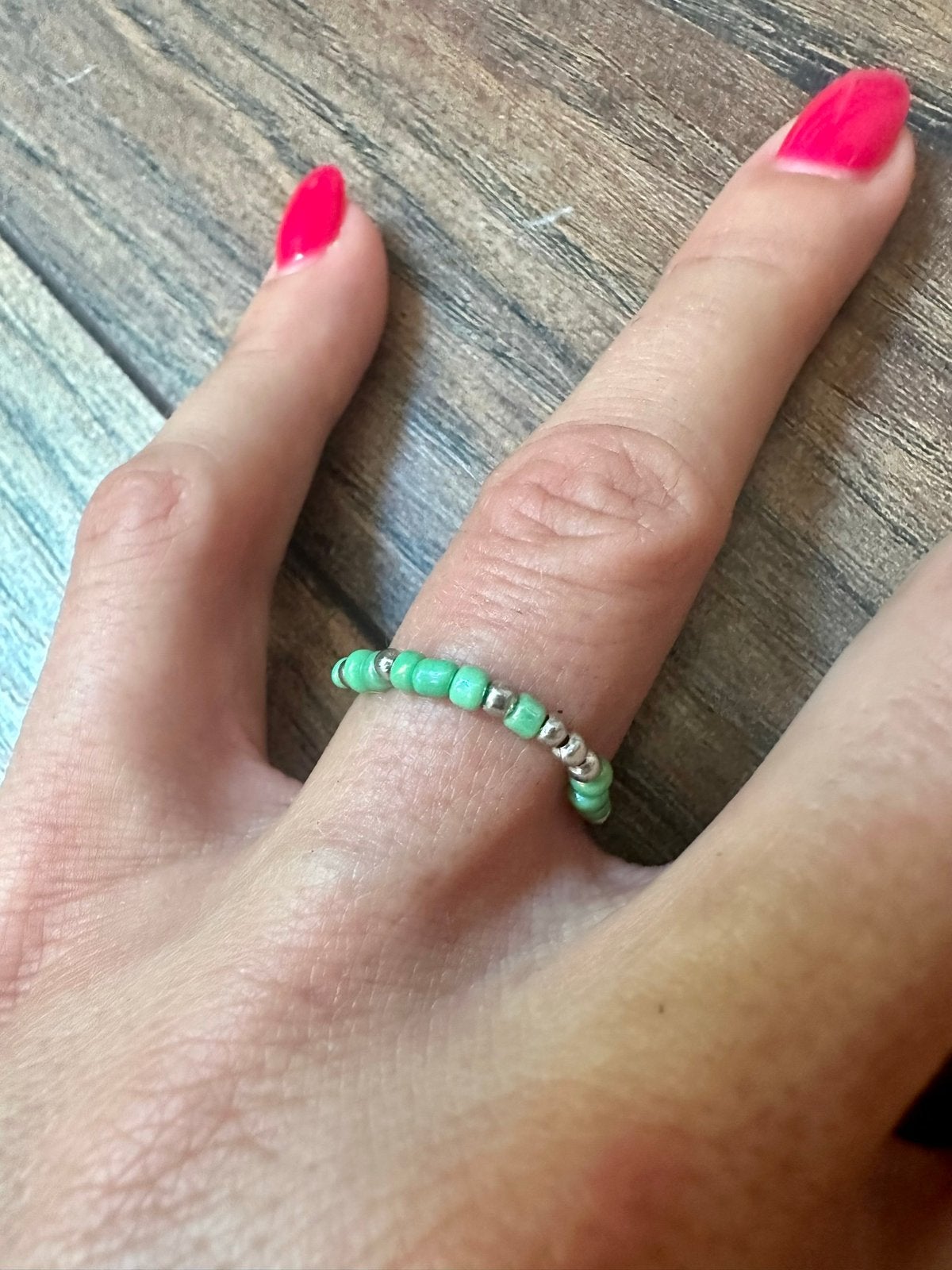 Ring van zilvere en groene kralen (Nieuw!), Sieraden, Tassen en Uiterlijk, Ringen, Ophalen of Verzenden, Nieuw, Groen, Dame