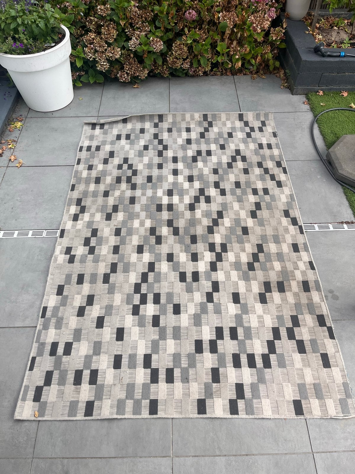 grijs/zwart geblokt vloerkleed (buiten), Ophalen, Gebruikt, 150 tot 200 cm, 200 cm of meer