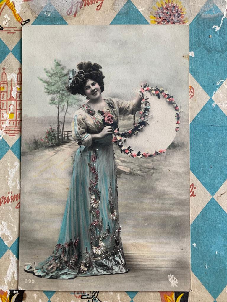 Dame in feestelijke jurk, bloemen, halve maan (EL), Verzamelen, Ansichtkaarten | Themakaarten, Ophalen of Verzenden, Voor 1920