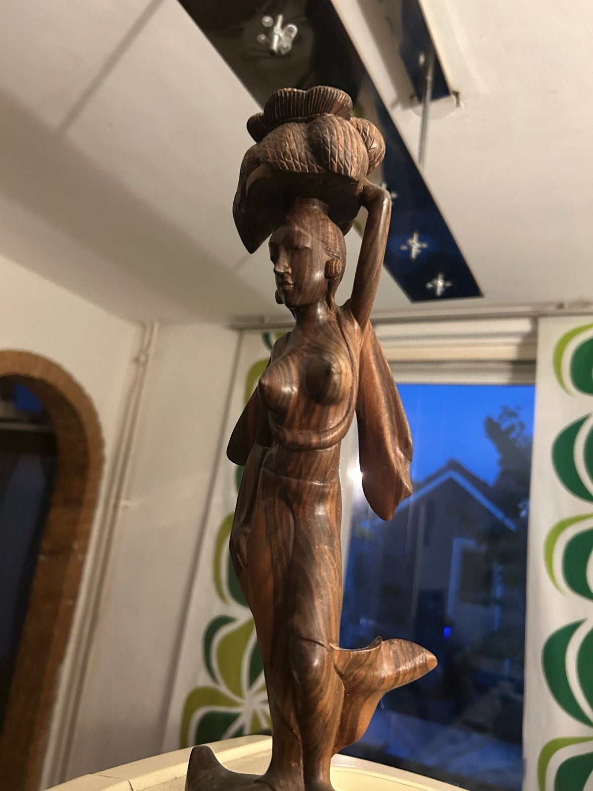 Uniek Afrikaans houten beeld van vrouw met mand, Ophalen, Handgemaakt, 20 - 50 cm, Beeld