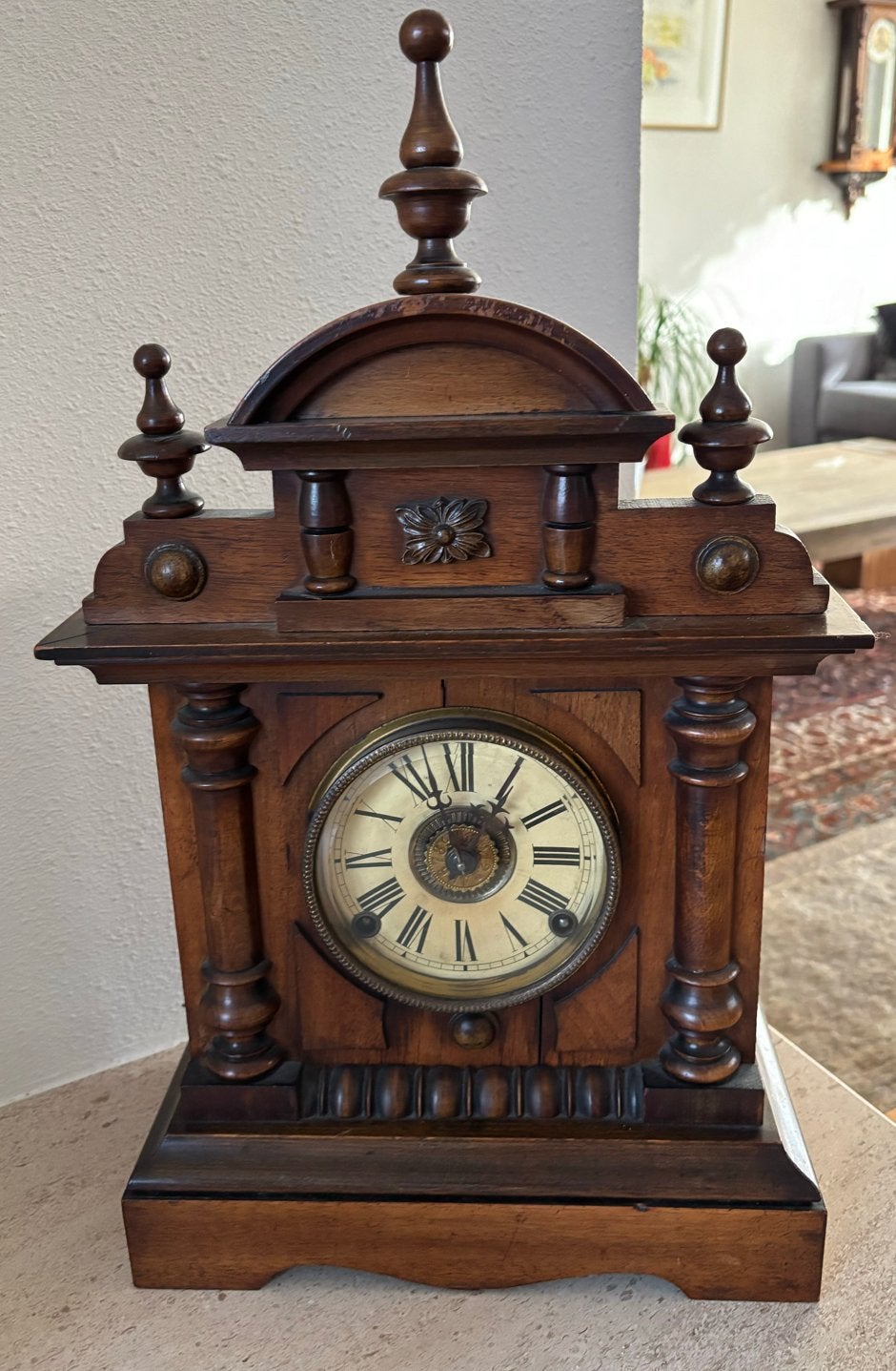 Antieke houten tafelklok met Romeinse cijfers, Ophalen