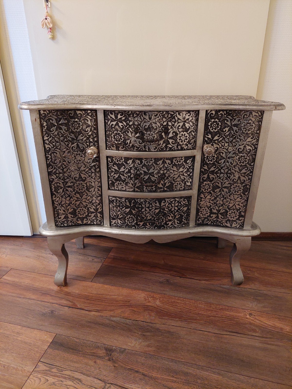 Decoratief kastje met 3 laden en 2 deurtjes, Ophalen, Gebruikt, Met lade(s), 50 tot 100 cm