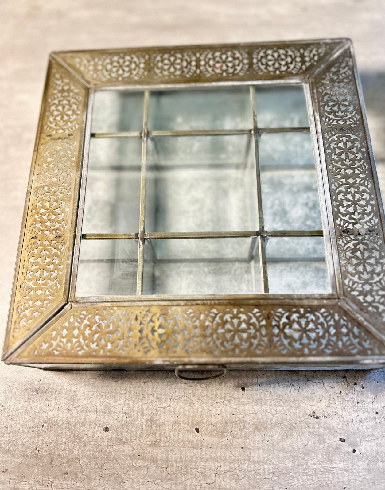 2 x metalen vakken vitrine kist, 9 vaks, filigraan, pr.p.st., Antiek en Kunst, Ophalen of Verzenden