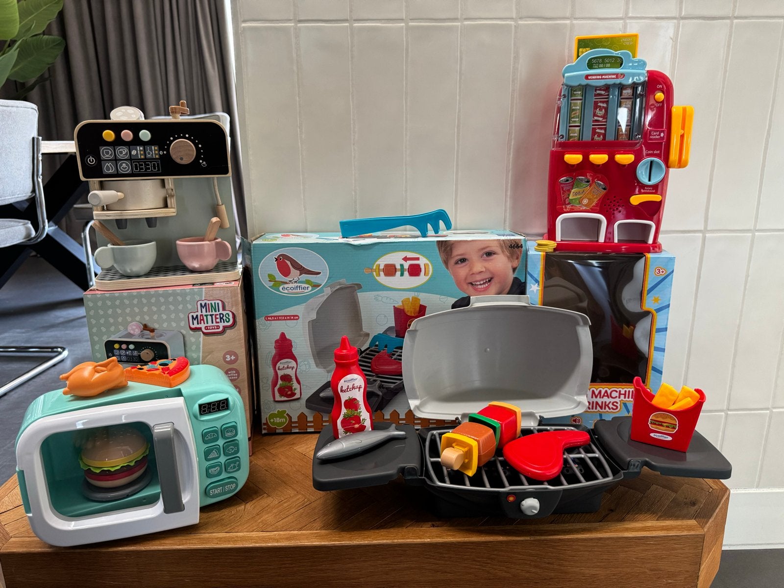 Speelgoedkeuken set: koffiezetapparaat, magnetron, BBQ, auto, Kinderen en Baby's, Ophalen of Verzenden, Zo goed als nieuw, Jongen of Meisje