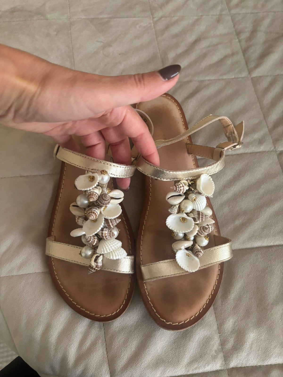 Goudkleurige leer slippers schelpjes maat 38, Slippers, Overige kleuren, Ophalen of Verzenden, Zo goed als nieuw