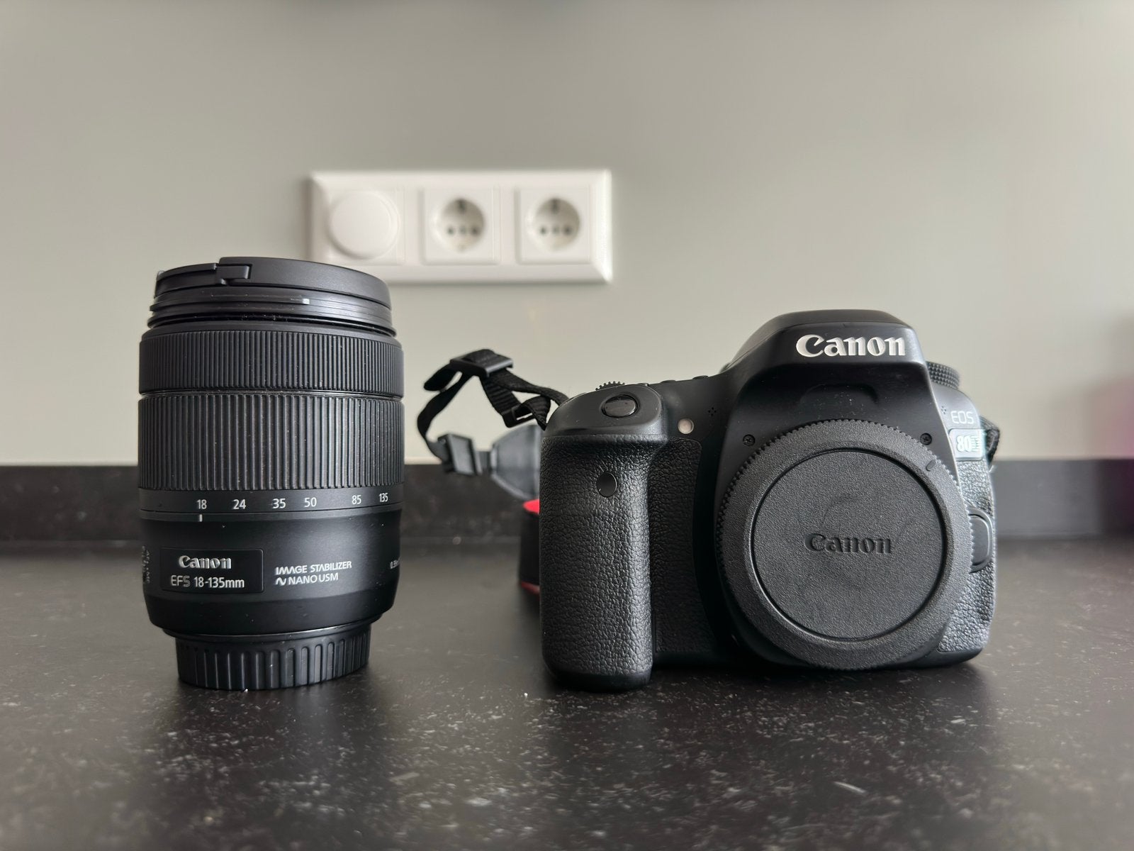 Canon EOS 80D + Canon EFS 18-135 MM NANO USM, Ophalen, Gebruikt, Spiegelreflex, Accu