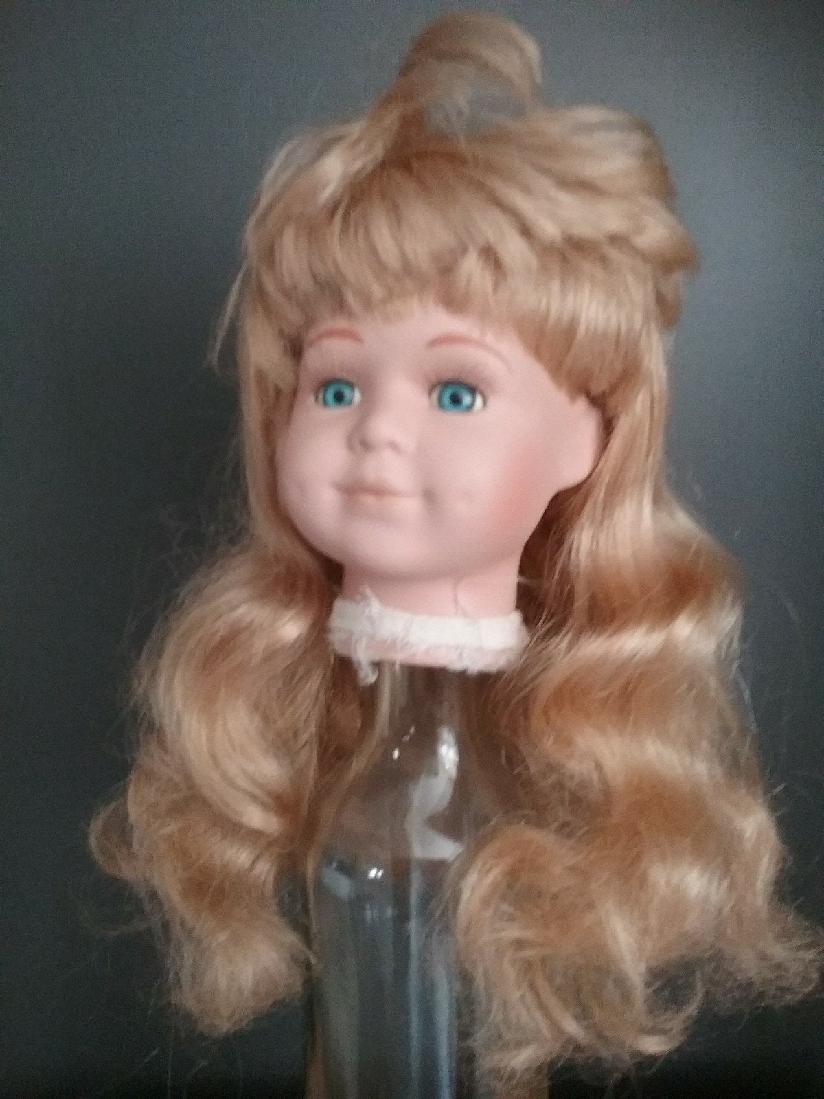 Stenen poppenhoofd met lang blond haar en echte wimpers, Verzamelen, Poppen, Ophalen of Verzenden, Zo goed als nieuw, Pop
