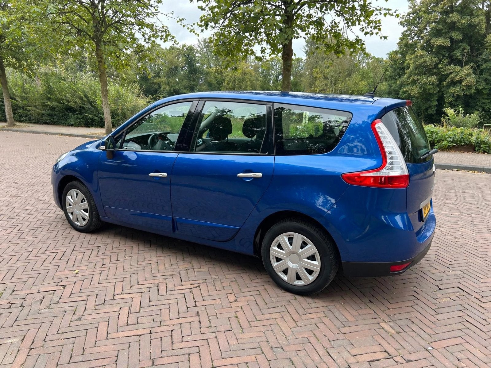Foto 12 van Renault Grand Scenic 1.4 TCE 7P 2010 Blauw